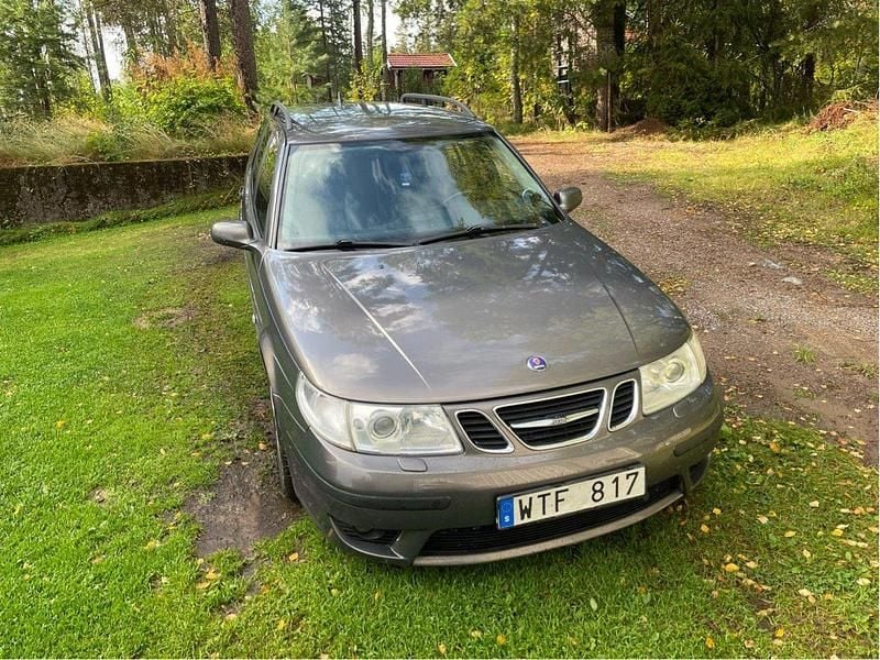 Grå Begagnad 2005 Saab 9-5 Aero Kombi | 20 000 kr (Marknadspris) - Bild 1/4