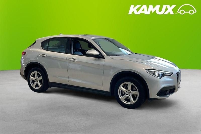Silver/grå Begagnad 2017 Alfa Romeo Stelvio Super SUV | 234 800 kr (Marknadspris) - Bild 1/4