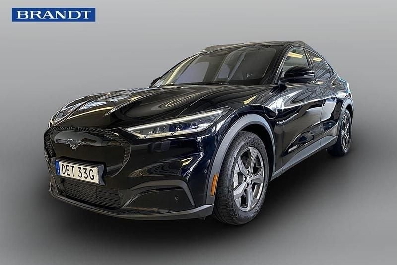 Svart Begagnad 2021 Ford Mustang Mach-E SUV | 374 900 kr (Bra pris) - Bild 1/4