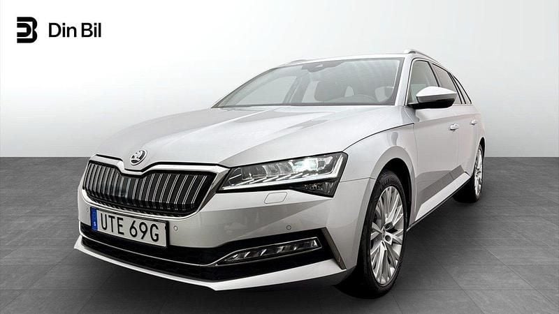 Ljusgrå Begagnad 2023 Skoda Superb Business Line Kombi | 379 900 kr (Marknadspris) - Bild 1/4