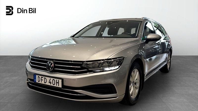 Silver (pyrit silver metallic) Begagnad 2023 VW Passat Business Kombi | 309 900 kr (Marknadspris) - Bild 1/4