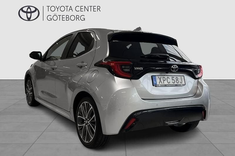 Begagnad Toyota Yaris Hybrid Style 132 HK (97 kW) 2024 Silver Halvkombi