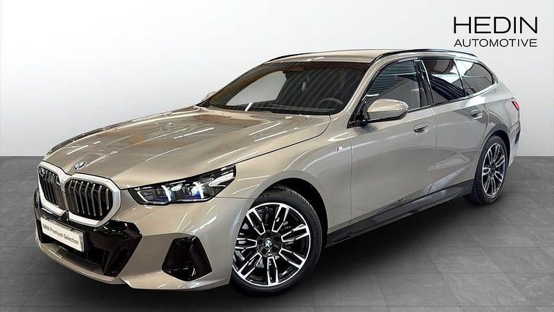 Silver Begagnad 2025 BMW 520 M Sport Kombi | 569 700 kr (Superpris) - Bild 1/4