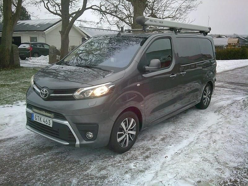 Grå Begagnad 2017 Toyota Proace Minibuss | 106 800 kr (Marknadspris) - Bild 1/4