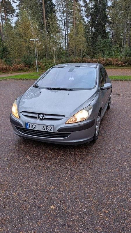 Grå Begagnad 2003 Peugeot 307 Halvkombi | 15 000 kr (Marknadspris) - Bild 1/4