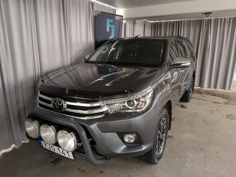 Grå Begagnad 2017 Toyota HiLux Pickup | 349 900 kr (Lite dyr) - Bild 1/4