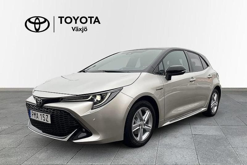 Silver Begagnad 2020 Toyota Corolla Hybrid Sport Halvkombi | 259 000 kr (Marknadspris) - Bild 1/3