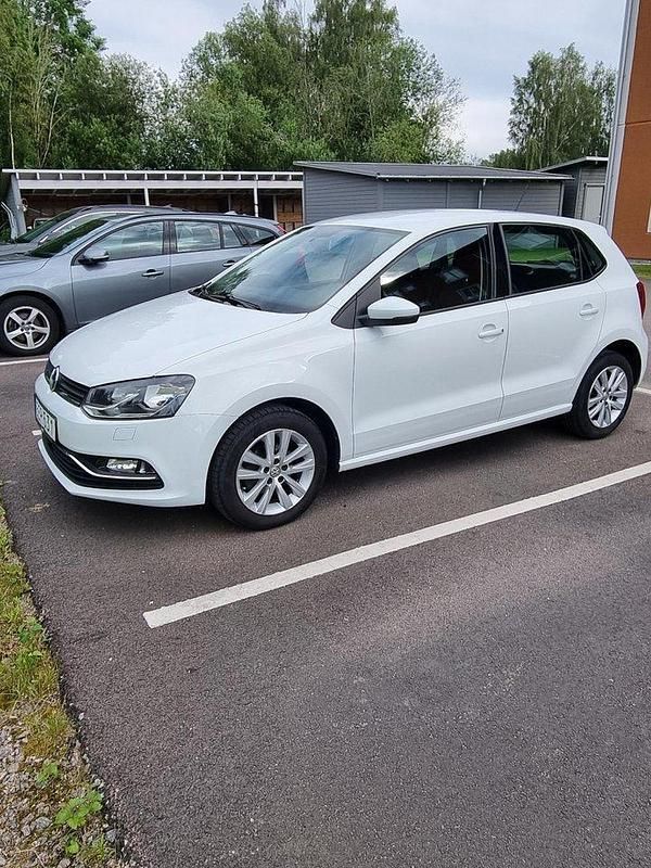 Vit Begagnad 2016 VW Polo Halvkombi | 95 000 kr (Bra pris) - Bild 1/4