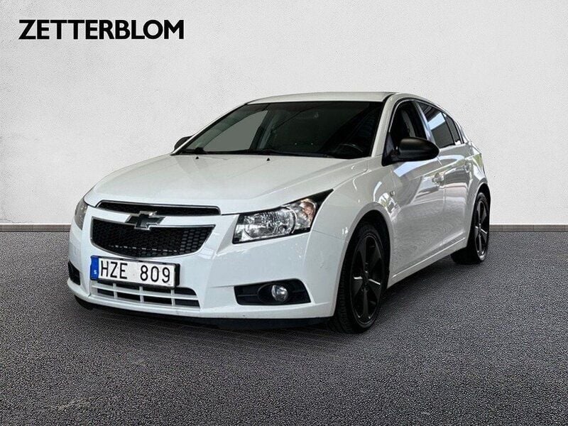 Vit Begagnad 2012 Chevrolet Cruze Halvkombi | 54 900 kr (Marknadspris) - Bild 1/4