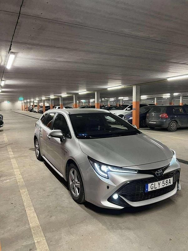 Silver Begagnad 2019 Toyota Corolla Style Kombi | 225 000 kr (Bra pris) - Bild 1/4