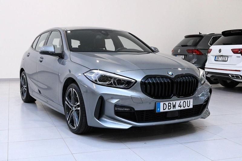 Grå Begagnad 2023 BMW 120 M Sport Halvkombi | 349 900 kr (Marknadspris) - Bild 1/4