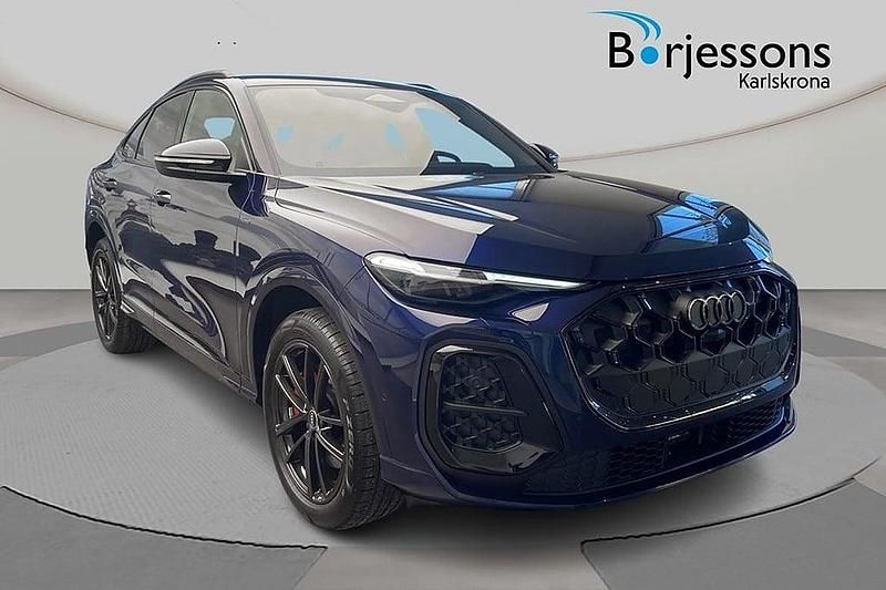 Blå Ny 2025 Audi Q5 Sportback SUV | 864 400 kr (Lite dyr) - Bild 1/4