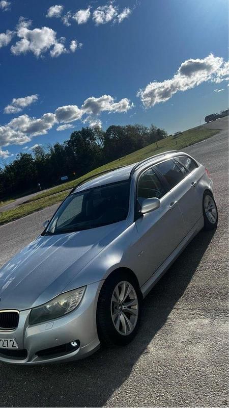 Grå Begagnad 2009 BMW 318 Comfort Edition Kombi | 55 000 kr (Marknadspris) - Bild 1/4