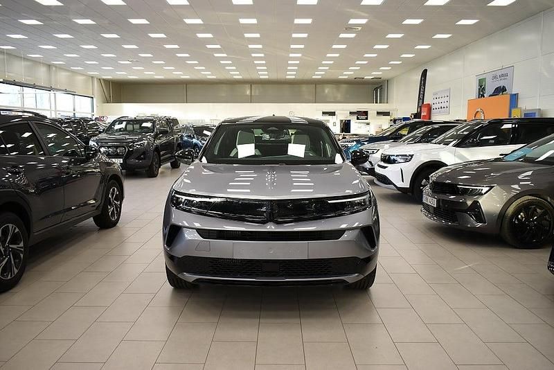 Grå Ny 2025 Opel Mokka SUV | 339 900 kr (Marknadspris) - Bild 1/4