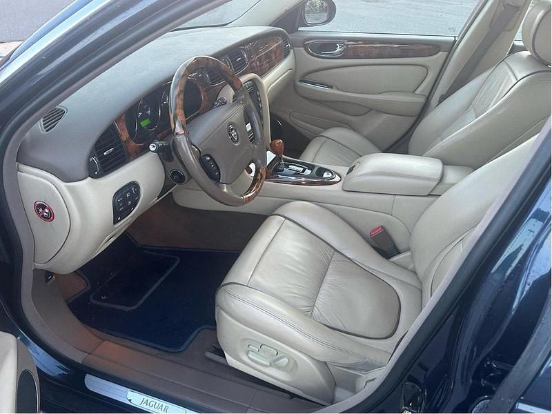 Begagnad Jaguar XJ 238 HK (175 kW) 2007 Blå Sedan