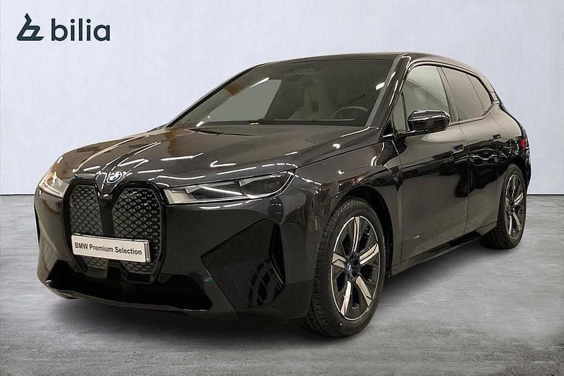 Grå Begagnad 2023 BMW iX SUV | 729 000 kr (Marknadspris) - Bild 1/4