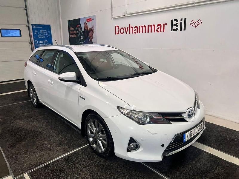 Begagnad Toyota Auris Hybrid Executive 136 HK (100 kW) 2014 Vit