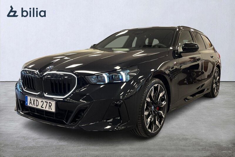 Svart Begagnad 2024 BMW 550e M Sport Kombi | 999 000 kr (Marknadspris) - Bild 1/4