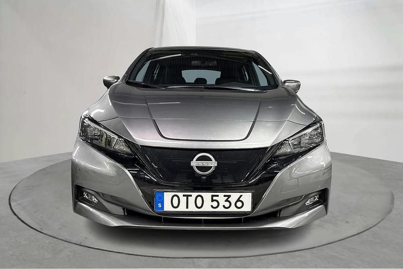 Begagnad Nissan Leaf N-Connecta 160 kW (218 HK) 2023 Grå Halvkombi
