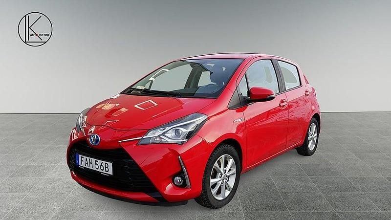 Begagnad Toyota Yaris Hybrid Active 101 HK (74 kW) 2019 Röd Halvkombi