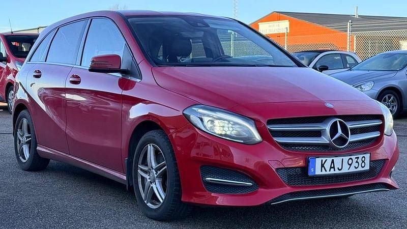 Begagnad Mercedes B180 Urban 123 HK (90 kW) 2015 Röd Minibuss