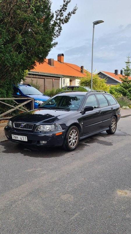 Svart Begagnad 2003 Volvo V40 Kombi | 29 000 kr (Marknadspris) - Bild 1/4