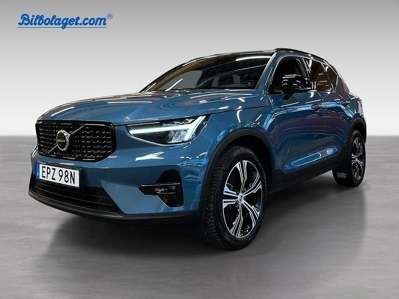 Blå Begagnad 2023 Volvo XC40 Plus SUV | 334 900 kr (Lite dyr) - Bild 1/4