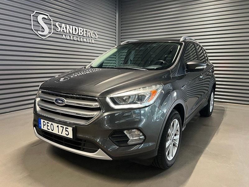 Grå Begagnad 2016 Ford Kuga Titanium SUV | 129 500 kr (Marknadspris) - Bild 1/4