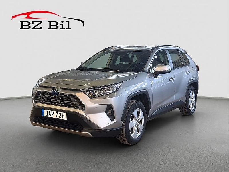 Silver Begagnad 2023 Toyota RAV4 Hybrid Active SUV | 329 900 kr (Bra pris) - Bild 1/4