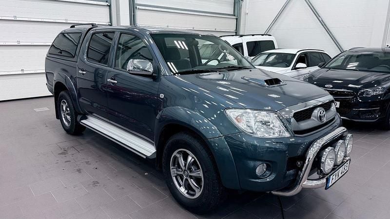 Mörkgrå (gråmetallic) Begagnad 2009 Toyota HiLux Pickup | 229 000 kr (Dyr) - Bild 1/4