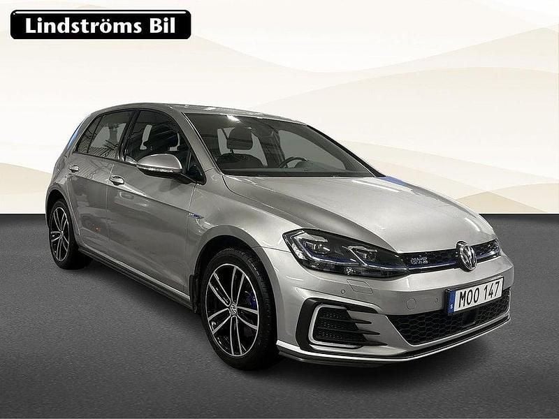 Begagnad VW Golf VIII GTE 207 HK (152 kW) 2020 Silver Halvkombi