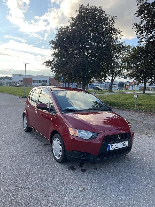 Röd Begagnad 2010 Mitsubishi Colt Edition Halvkombi | 48 000 kr (Marknadspris) - Bild 1/4