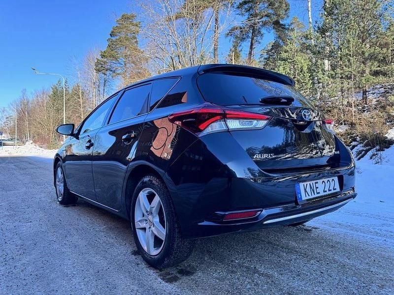 Begagnad Toyota Auris Hybrid 136 HK (100 kW) 2017 Svart Halvkombi