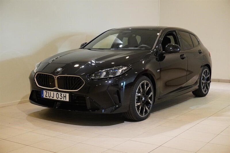 Svart Begagnad 2024 BMW 120 M Sport Halvkombi | 499 900 kr - Bild 1/4