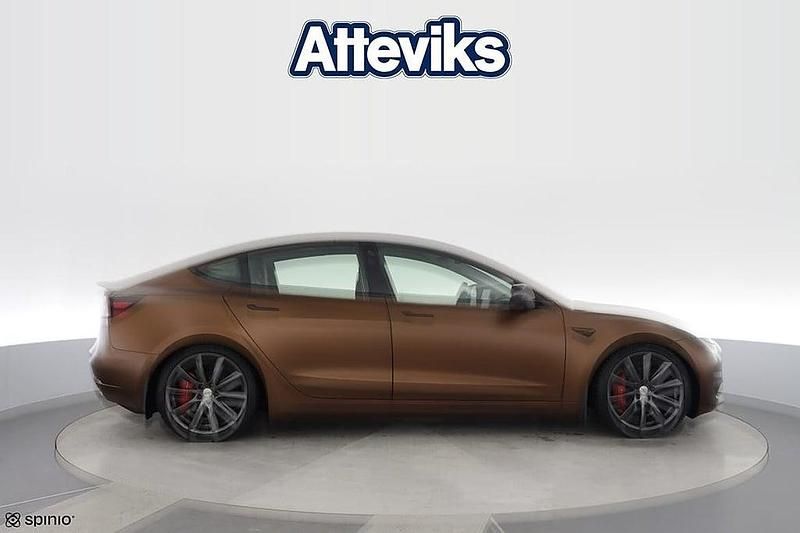 Begagnad Tesla Model 3 Performance 461 kW (627 HK) 2020 Brun Sedan