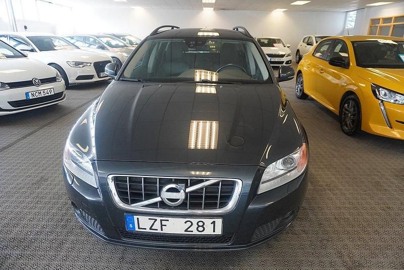 Grå Begagnad 2011 Volvo V70 Momentum Kombi | 99 000 kr (Marknadspris) - Bild 1/4
