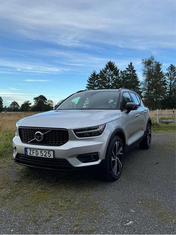 Silver Begagnad 2018 Volvo XC40 R-Design SUV | 258 000 kr (Marknadspris) - Bild 1/4