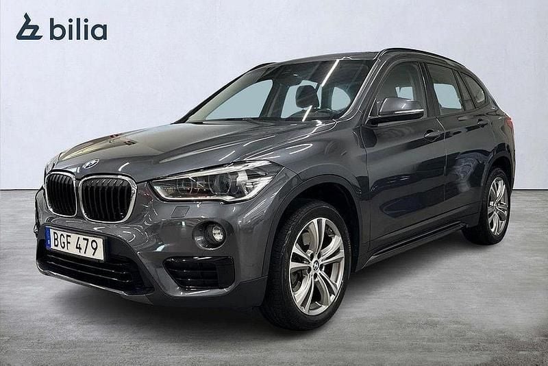 Grå Begagnad 2018 BMW X1 Sport Line SUV | 214 900 kr (Bra pris) - Bild 1/4