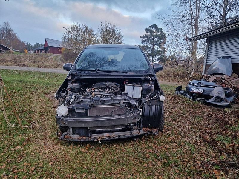 Grå Begagnad 2011 Toyota Verso-S Minibuss | 30 000 kr - Bild 1/4