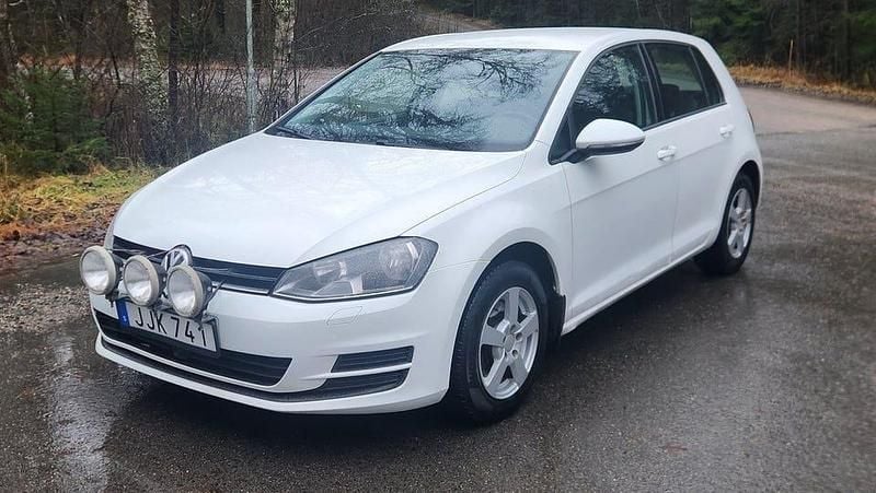 Vit Begagnad 2012 VW Golf VII Halvkombi | 52 900 kr (Marknadspris) - Bild 1/4