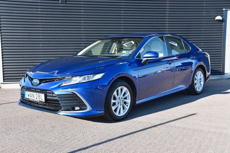 Mörkblå Begagnad 2021 Toyota Camry Hybrid Active Sedan | 289 900 kr (Bra pris) - Bild 1/4