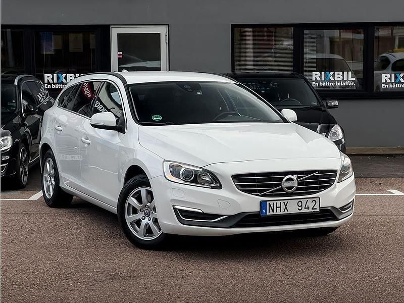 Vit Begagnad 2014 Volvo V60 Momentum Kombi | 89 900 kr (Marknadspris) - Bild 1/4