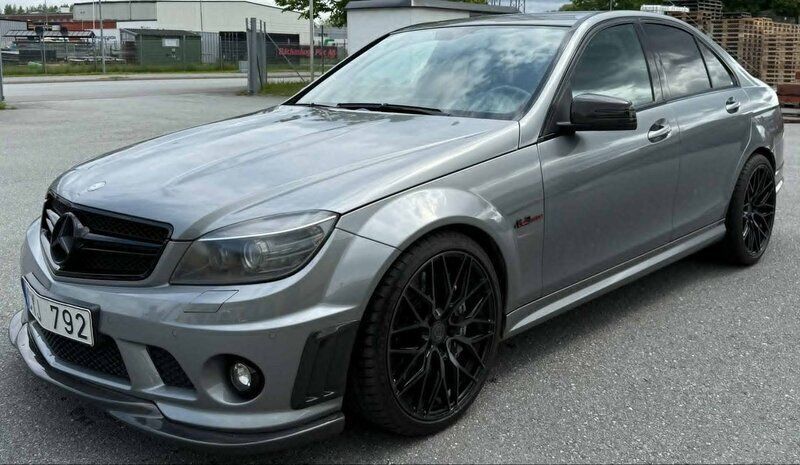 Grå Begagnad 2009 Mercedes C63 AMG AMG Sedan | 369 000 kr (Dyr) - Bild 1/4