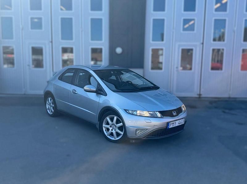 Silver Begagnad 2010 Honda Civic Sport Halvkombi | 54 900 kr (Marknadspris) - Bild 1/4