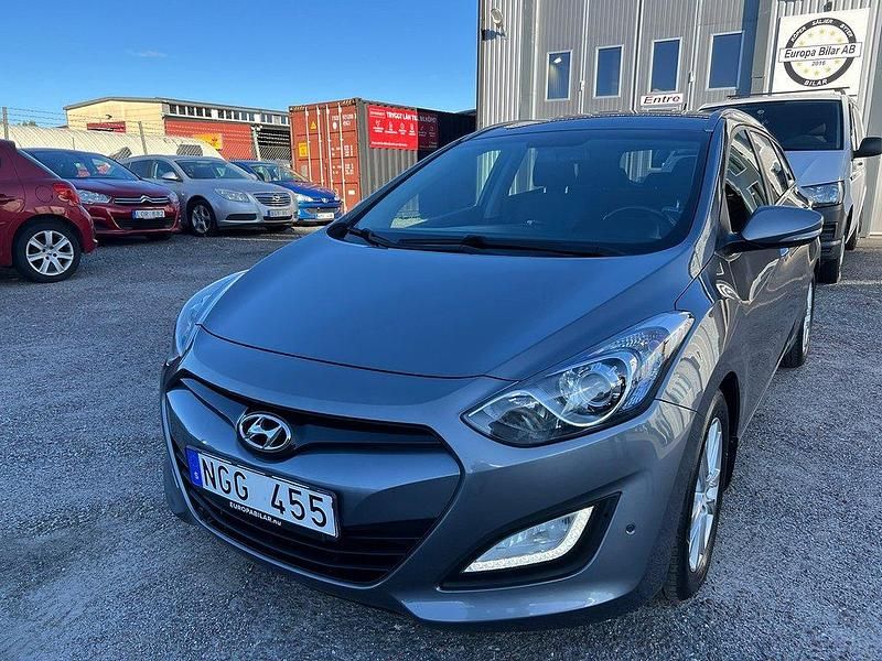 Grå Begagnad 2013 Hyundai i30 Kombi | 79 800 kr (Marknadspris) - Bild 1/4