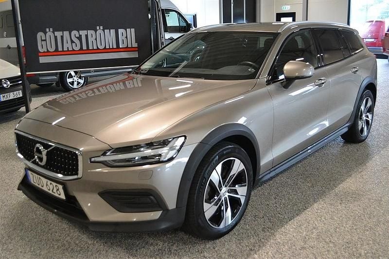 Grå Begagnad 2022 Volvo V60 CC Momentum Kombi | 279 000 kr (Bra pris) - Bild 1/4
