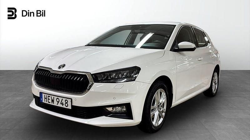 Vit Begagnad 2023 Skoda Fabia Style Halvkombi | 199 900 kr (Marknadspris) - Bild 1/4