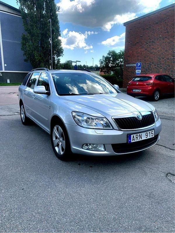 Silver Begagnad 2011 Skoda Octavia Elegance Kombi | 79 900 kr (Bra pris) - Bild 1/4