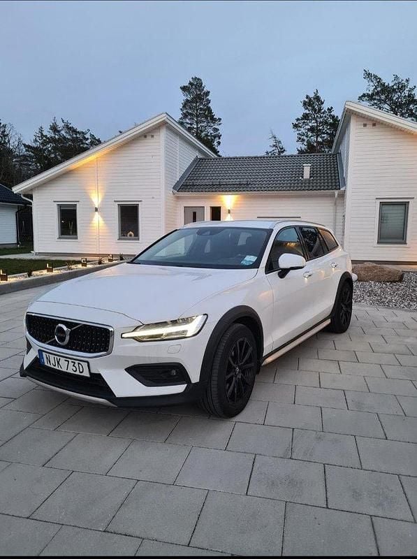 Vit Begagnad 2019 Volvo V60 CC Momentum Kombi | 284 900 kr (Marknadspris) - Bild 1/4
