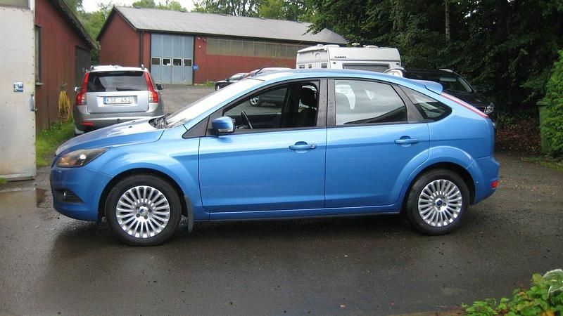 Blå Begagnad 2009 Ford Focus Titanium Halvkombi | 35 900 kr - Bild 1/3